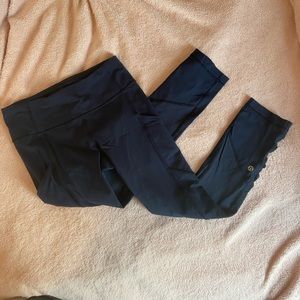 Lululemon pace rival crops - navy blue